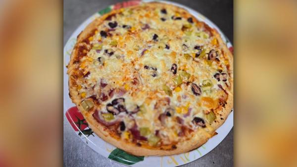 Platz 10: Pizzeria Post am Dutzendteich Nicht nur von der Pizza, auch vom Personal scheint diese Leserin überzeugt zu sein: "Schaut euch die Bewertungen mal an oder kommt selbst vorbei. Das sind so herzliche Menschen." Sie hat die Pizzeria Post am Dutzendteich als Vorschlag eingereicht. Dem scheinen noch einige andere zuzustimmen: Mit 154 Stimmen landet die Pizzeria sogar unter den Top 10.