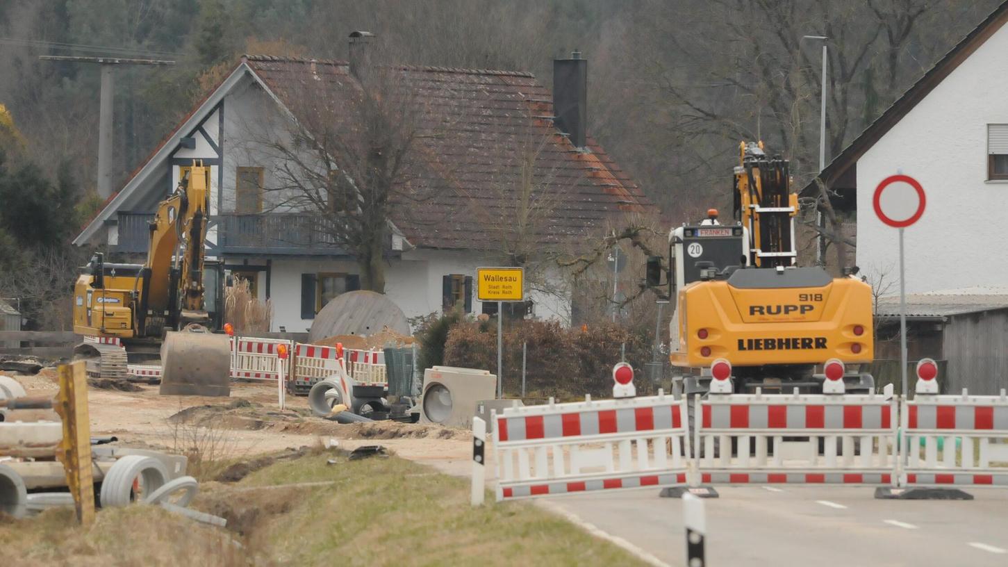 Die Straßensanierung in Wallesau dauert an. So wüst wie auf diesem Bild vom Winter sieht es aber nicht mehr aus. Die Straßensanierung in Wallesau dauert an. So wüst wie auf diesem Bild vom Winter sieht es aber nicht mehr aus.