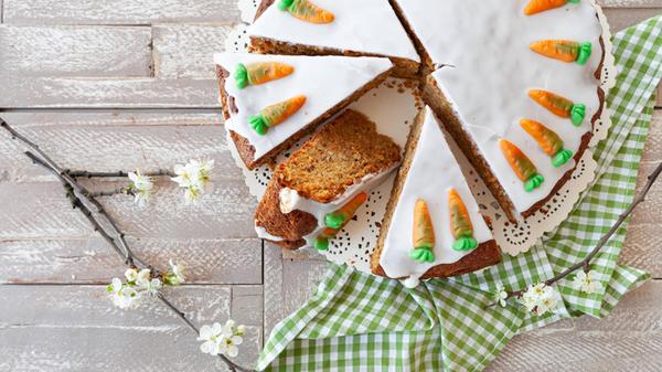 Möhrenkuchen mit Zuckerguss und kleine Frühlingsbl