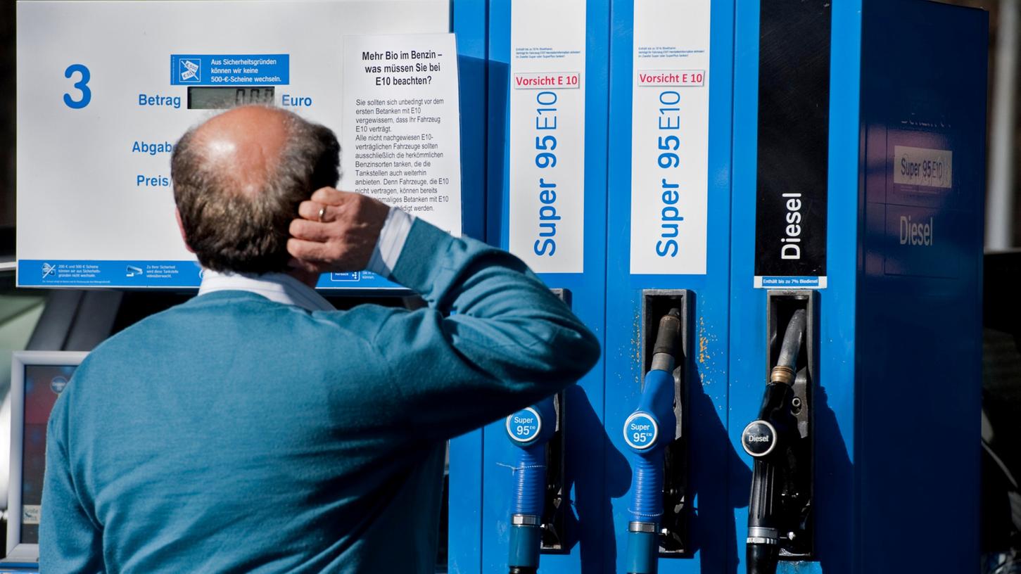 So ist's richtig: Handy weg vom Ohr an der Tankstelle.