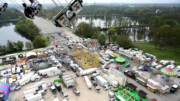 Dieses Bild wird sich denjenigen bieten, die sich auf das 80 Meter hohe Fahrgeschäft "Jules Verne" trauen. Dabei soll es sich um den größten transportablen Kettenflieger der Welt handeln. Bei einer Fahrt können 32 Personen mitfahren.