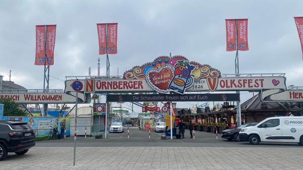 Das Nürnberger Frühlingsfest beginnt mit frischem Wind und Neuerungen: Der traditionelle Anstich findet erstmals vor der Achterbahn „Heidi the Coaster“ statt - auf einer mobilen Bühne mit dem neuen Moderator Martin Cernan.