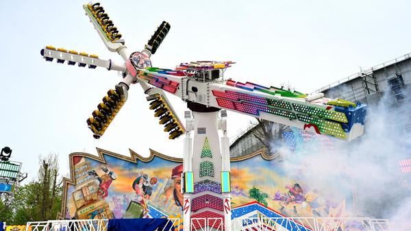 Wer hoch hinaus in der Luft schweben und fast senkrecht gedreht werden will, wird genau das im "Skater USA" auf dem Frühlingsfest. Die ersten Personen haben das Fahrgeschäft schon getestet.