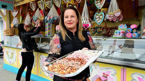 Bei der "Wiener Melange" gibt es unter anderem gebrannte Mandeln mit Raffaello- oder Yogurette-Geschmack. Auch sonst hält das Frühlingsfest einige kulinarische Besonderheiten bereit: türkische Lokma, vegan-vegetarische Essensstände, Smash Burger und Bubble Tea. Aber auch die Klassiker wie Fischbrötchen, Lángos und Crêpes werden natürlich nicht fehlen.