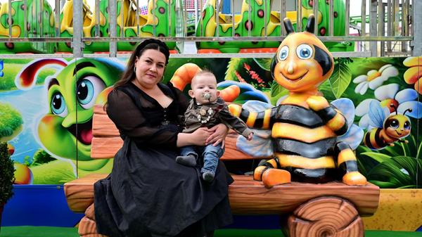 "Happy Coaster" ist ein Fahrgeschäft für die ganze Familie - "von jung bis alt" - und soll alle Generationen ansprechen. Auch das Rahmenprogramm während des Frühlingsfestes hält einiges für Kinder und Familien bereit. Am Ostersonntag und Ostermontag verteilt der Osterhase Eier, am Mittwoch ist Familientag und am Sonntag, den 27. April, gibt es eine Figurenparade für die Kleinen.