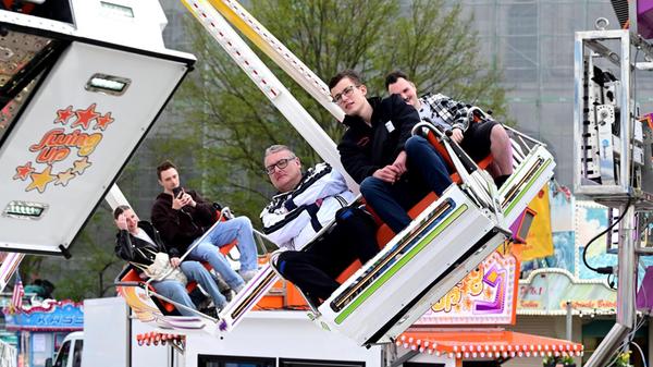 Eine echte Neuheit auf dem Nürnberger Frühlingsfest ist das "Swing-Up". Das Karussell ist aus den 80er Jahren und stand laut dem Schausteller lange Zeit in einem Freizeitpark in Japan. Nun wurde es generalüberholt und ist 2025 das erste Mal in Nürnberg zu sehen.