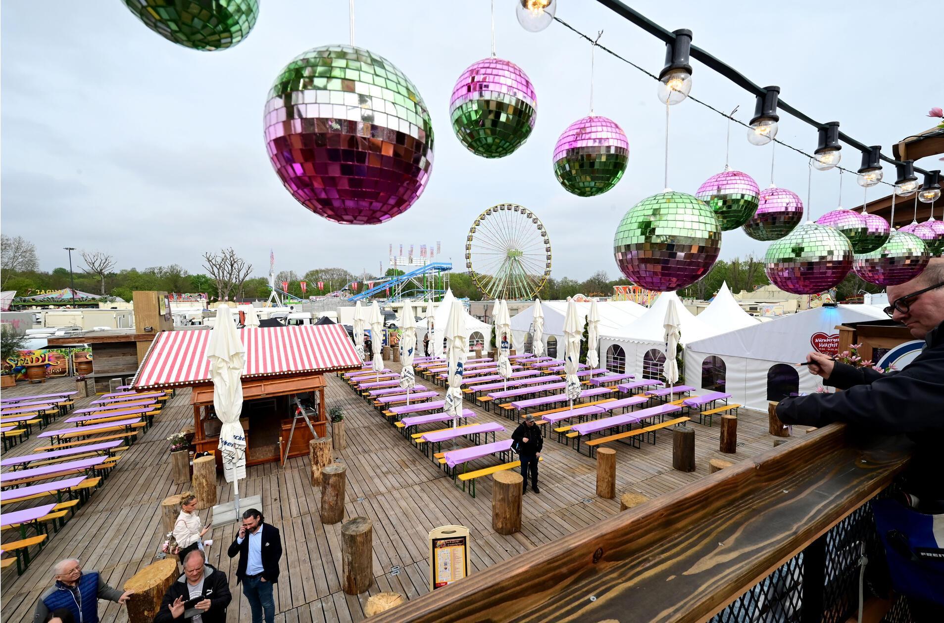 Ein klassisches Festzelt gibt es diesmal nicht. Dafür hat der Stad'l auf zwei Stockwerken allerhand zu bieten. Auf der 80 Meter großen Terrasse kann man den Ausblick genießen, im Biergarten gibt es regionale Speisen.