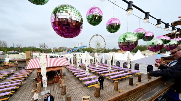 Ein klassisches Festzelt gibt es diesmal nicht. Dafür hat der Stad'l auf zwei Stockwerken allerhand zu bieten. Auf der 80 Meter großen Terrasse kann man den Ausblick genießen, im Biergarten gibt es regionale Speisen.