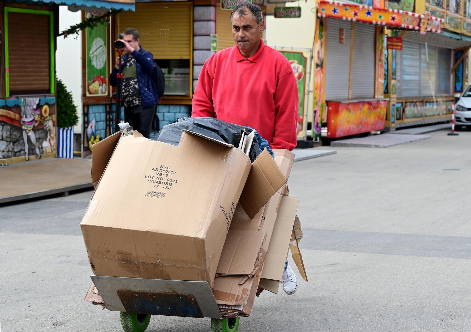 Wo sich bald die Massen drängen, haben die Schausteller noch jede Menge zu tun.