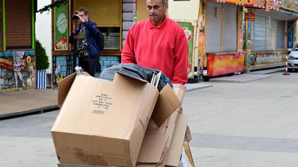Wo sich bald die Massen drängen, haben die Schausteller noch jede Menge zu tun.