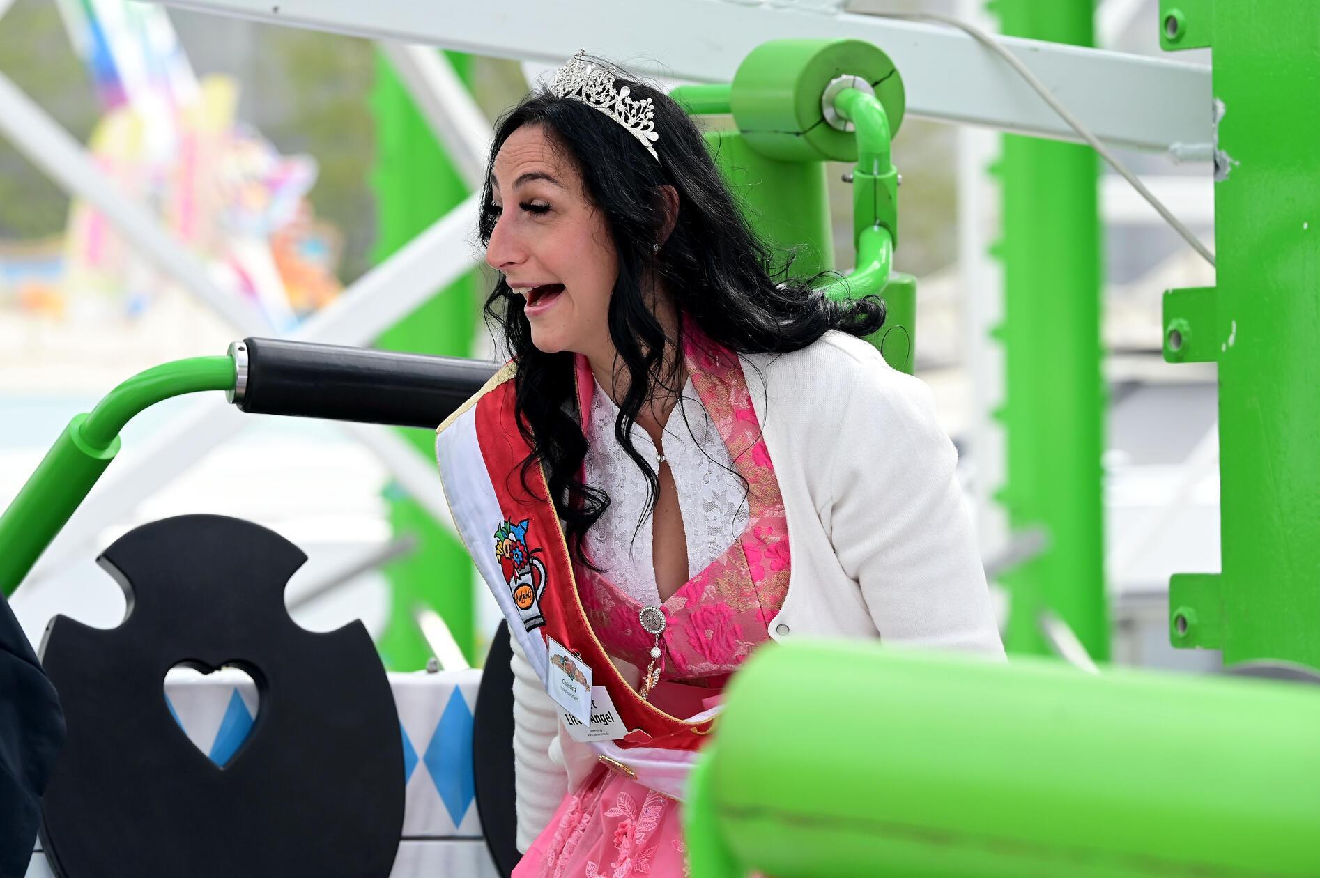 Volksfestkönigin Christina testet die Fahrgeschäfte.
