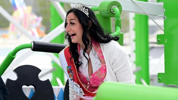 Volksfestkönigin Christina testet die Fahrgeschäfte.