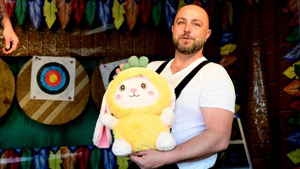 Vor allem die kleinen Besucher freuen sich auf die Preise an den verschiedenen Buden.