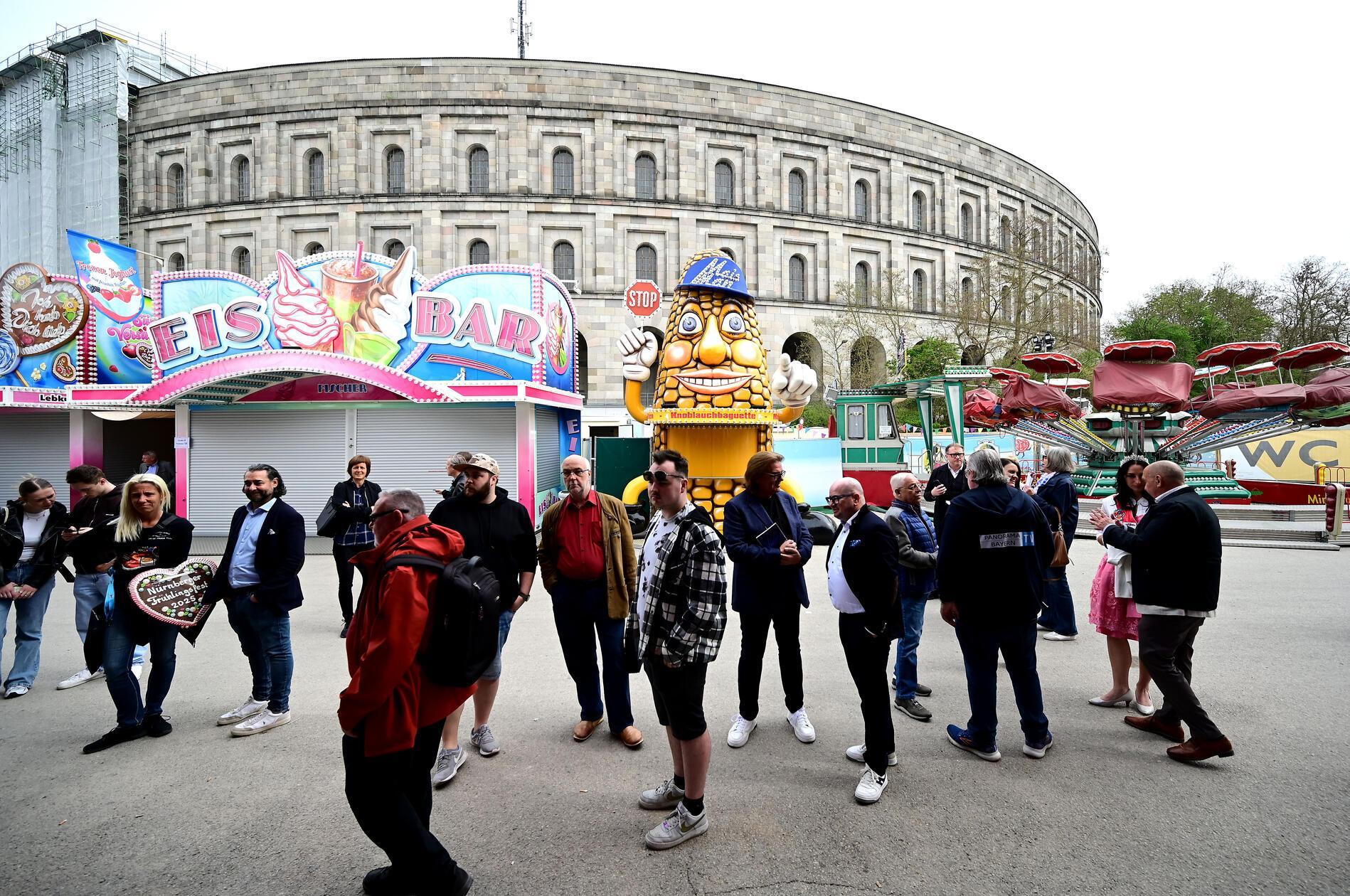 Sie dürfen sich schon einmal vorab auf dem Volksfestplatz umsehen.
