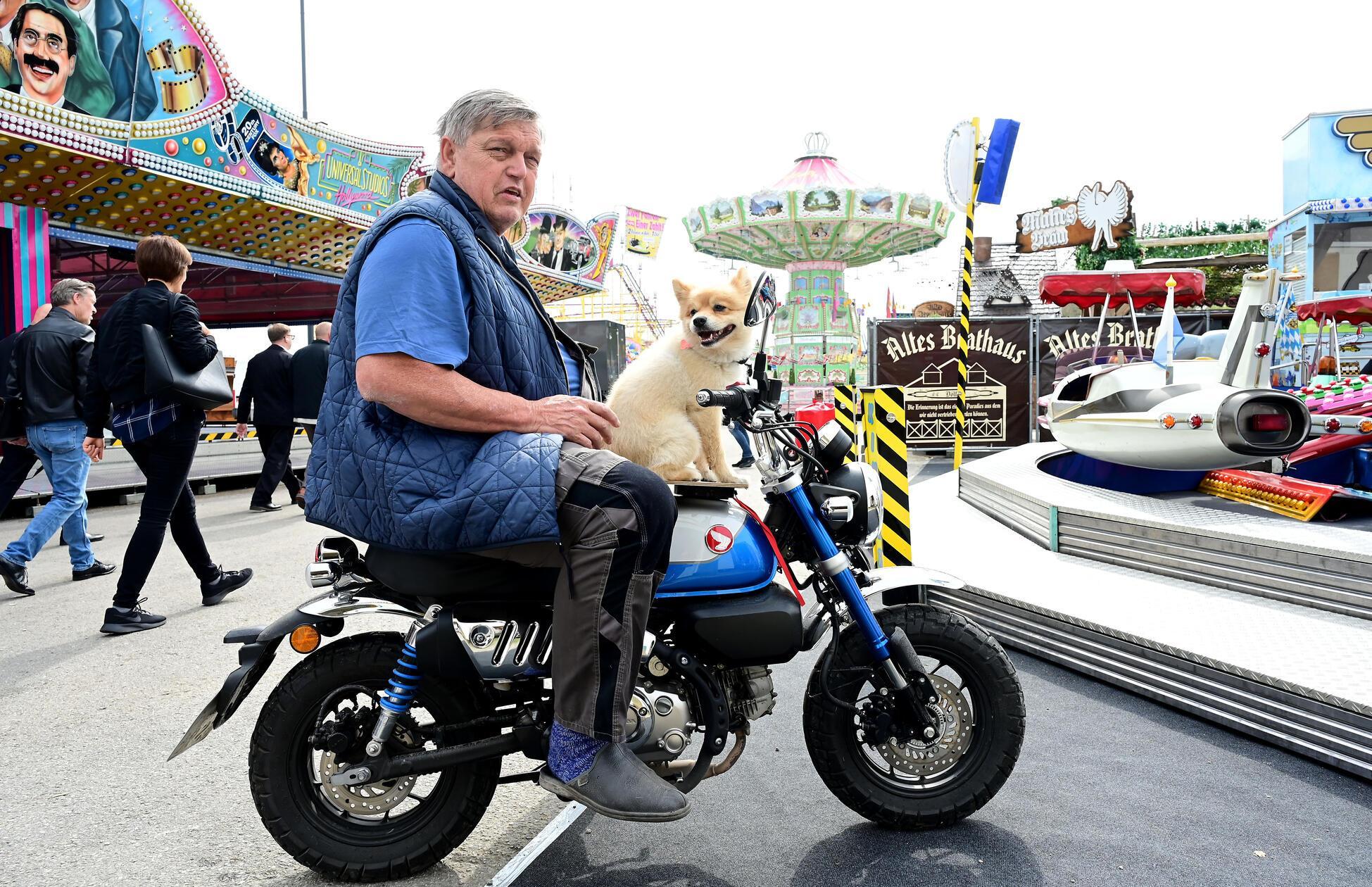 Schausteller Georg Schweizer dreht mit Merlin eine Runde.