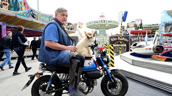 Schausteller Georg Schweizer dreht mit Merlin eine Runde.