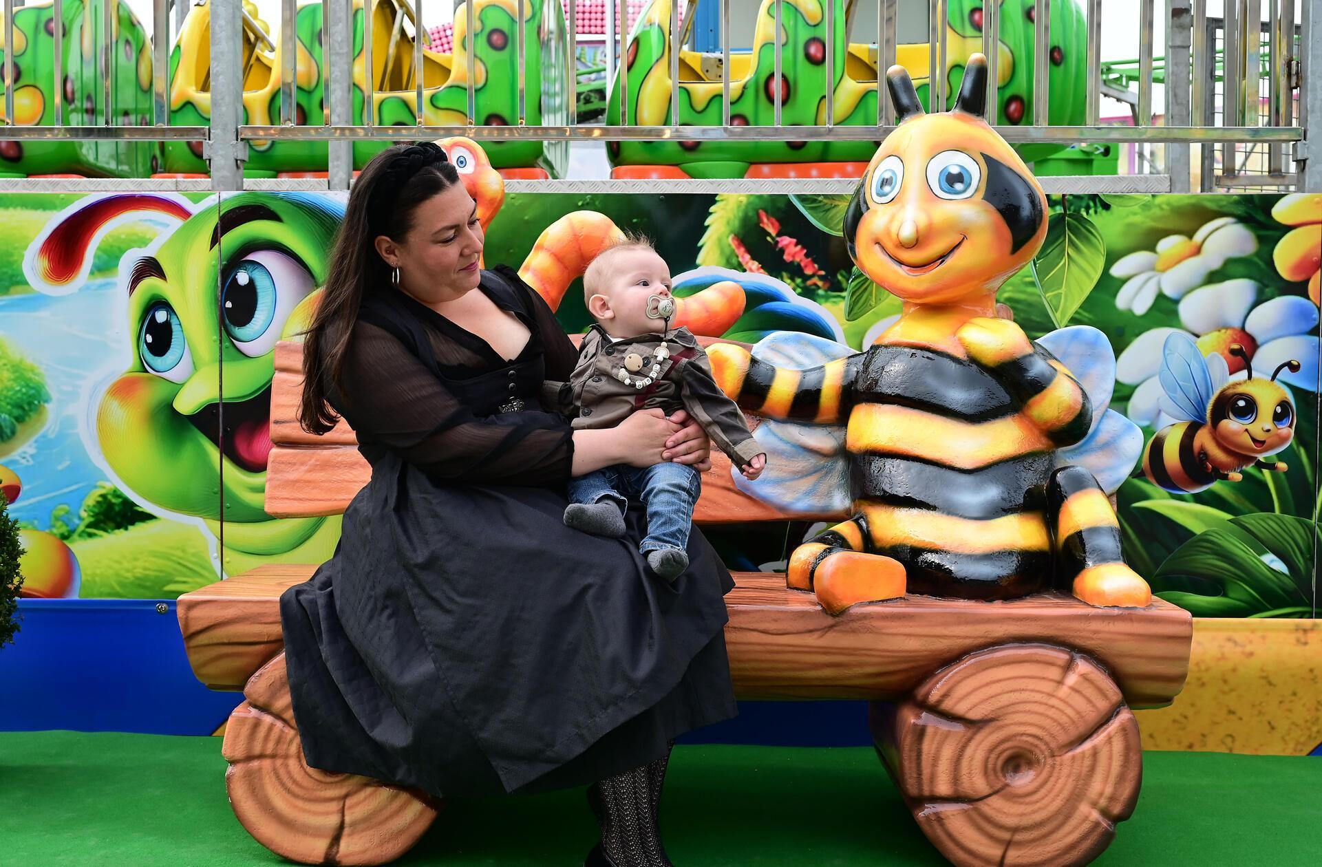 Schaustellernachwuchs Hugo Krug und seine Mutter Scarlett.