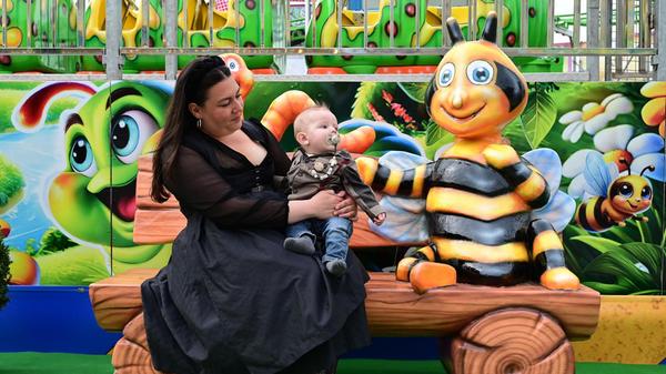 Schaustellernachwuchs Hugo Krug und seine Mutter Scarlett.