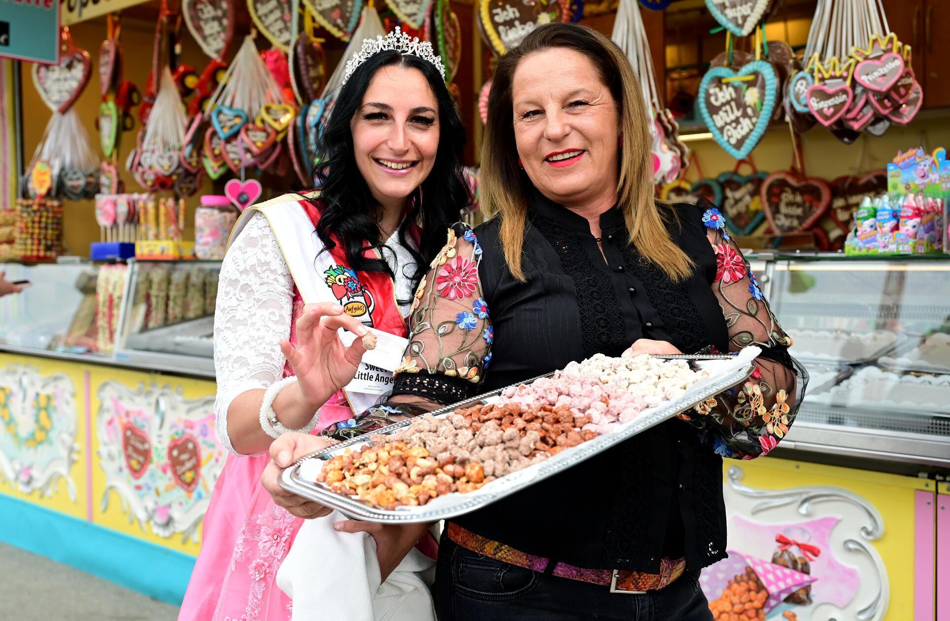 Volksfestkönigin Christina probiert Süßes von Heike Krug.
