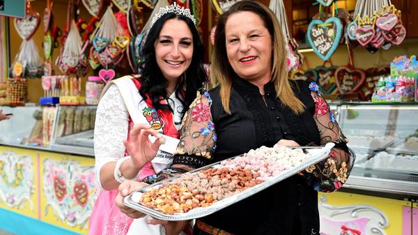 Volksfestkönigin Christina probiert Süßes von Heike Krug.