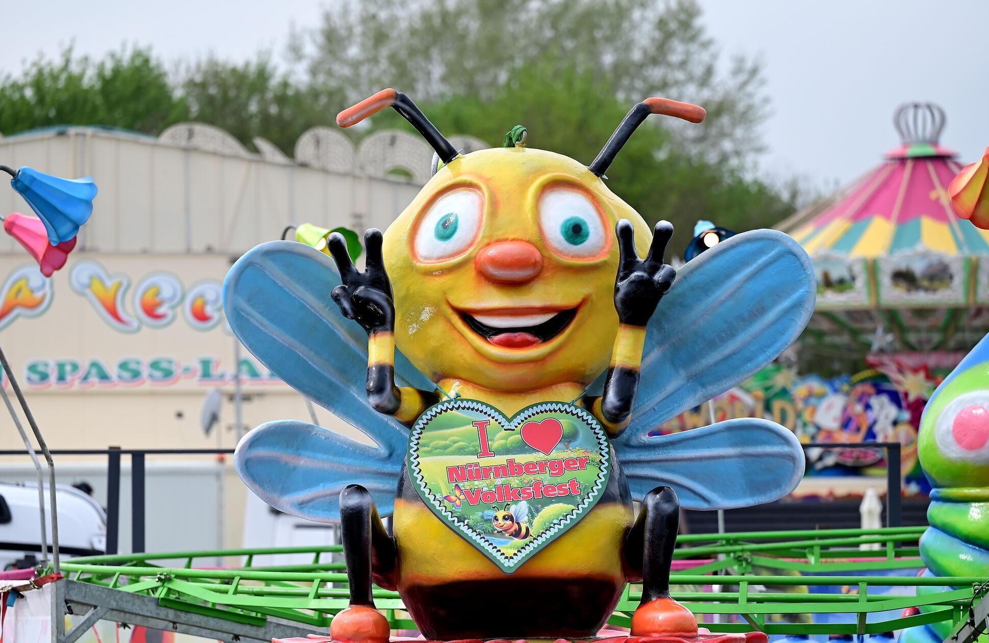 Neben den rasanten Fahrgeschäften gibt es auch welche, bei denen sich der Opa in Ruhe neben seinen Enkel setzen kann.