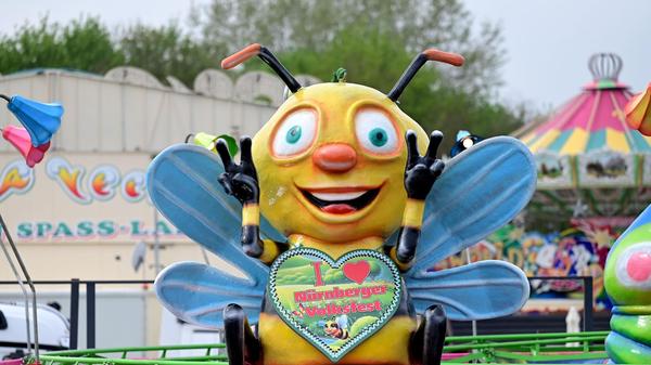 Neben den rasanten Fahrgeschäften gibt es auch welche, bei denen sich der Opa in Ruhe neben seinen Enkel setzen kann.