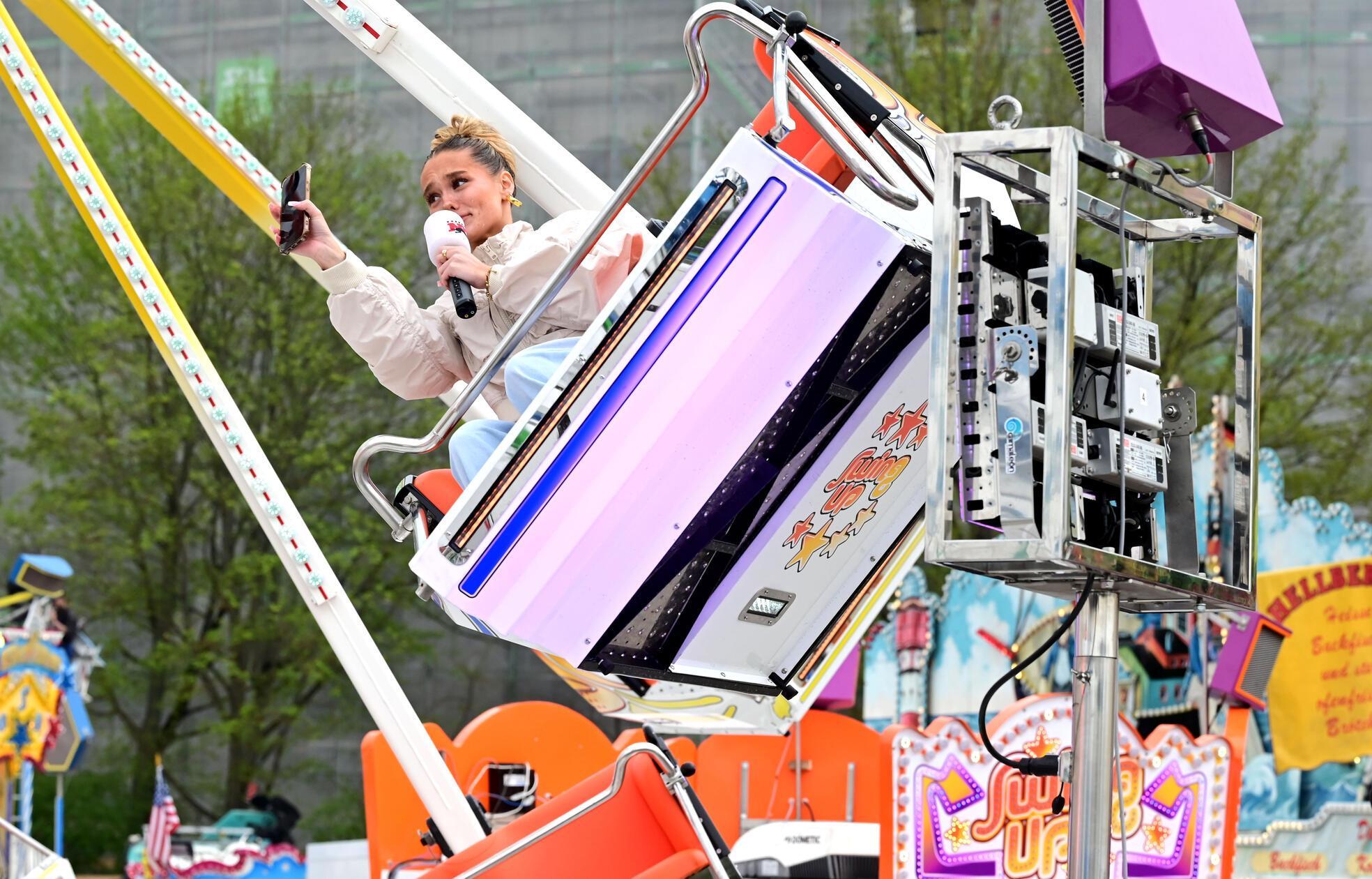 Die Radiomoderatorin testet "Sign up".