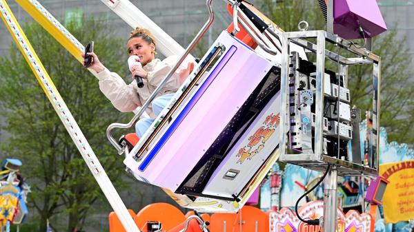 Die Radiomoderatorin testet "Sign up".