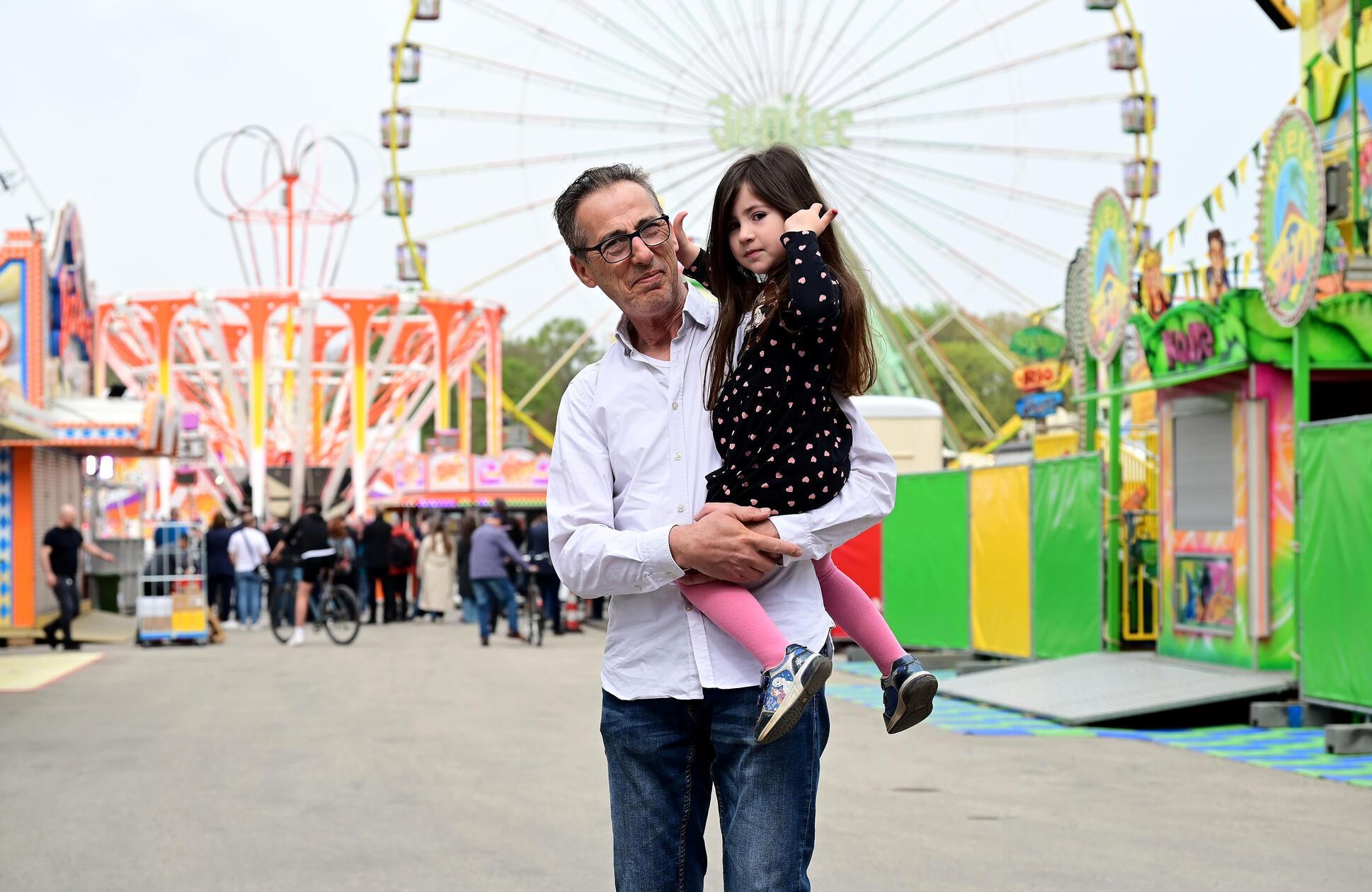 Erste Schaulustige sind vor Ort.