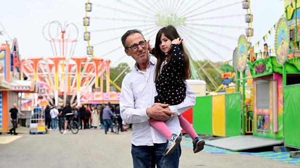 Erste Schaulustige sind vor Ort.