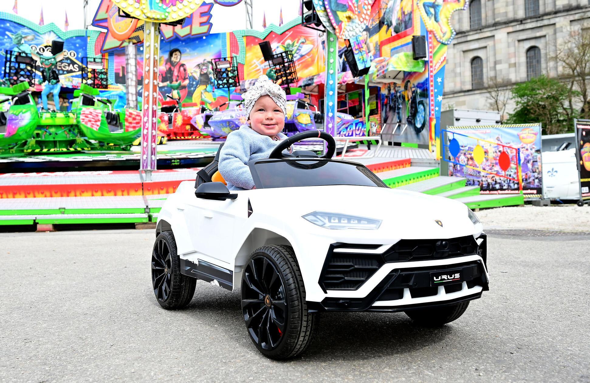 Noch kann Schausteller-Töchterchen Verena mit ihrem Elektro-Auto den Platz unsicher machen.