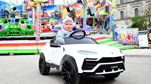 Noch kann Schausteller-Töchterchen Verena mit ihrem Elektro-Auto den Platz unsicher machen.