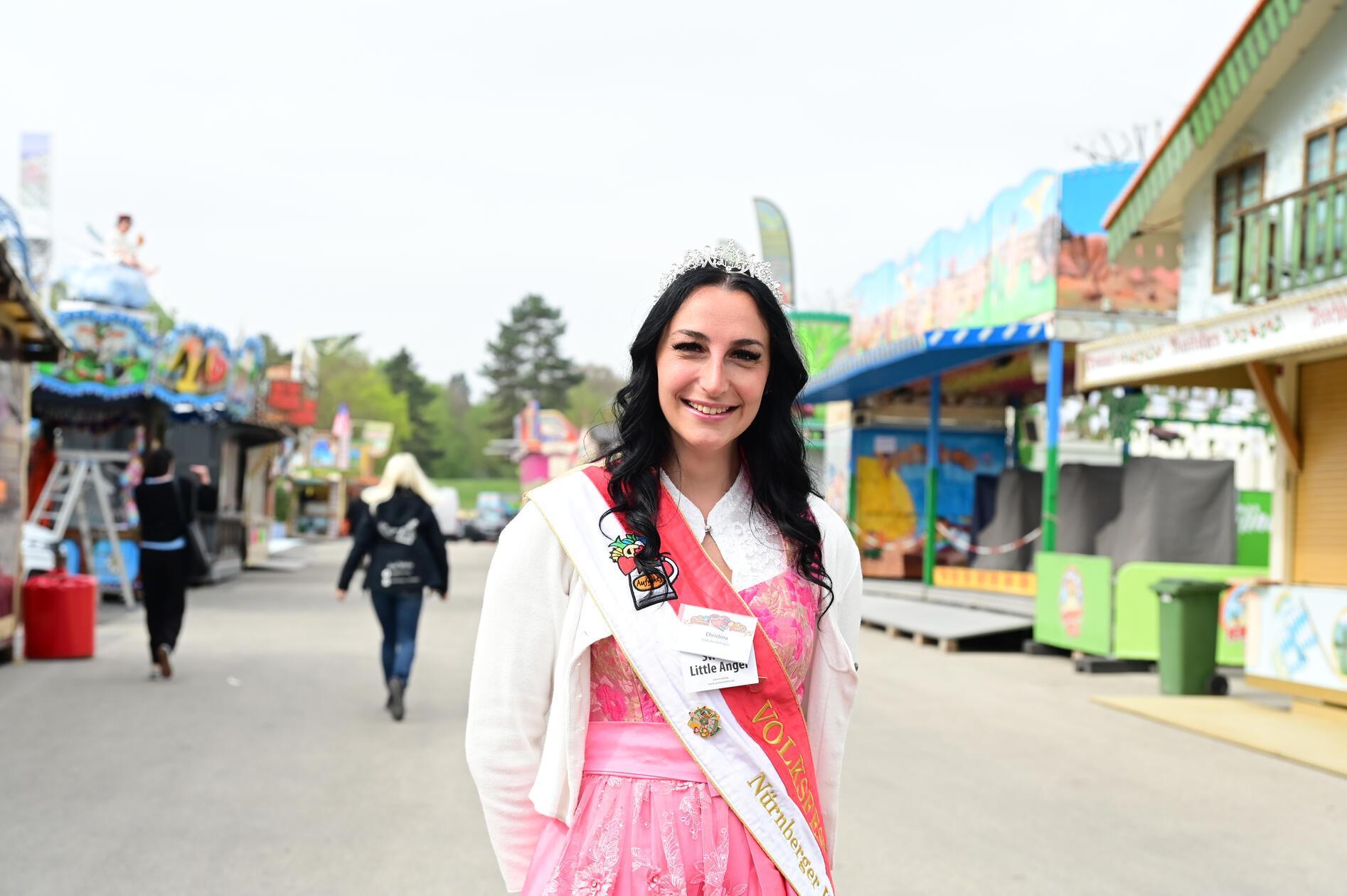 Volksfestkönigin Christina freut sich die Besucher und Besucherinnen.