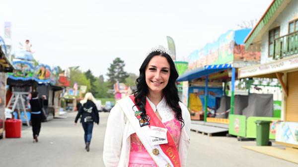 Volksfestkönigin Christina freut sich die Besucher und Besucherinnen.