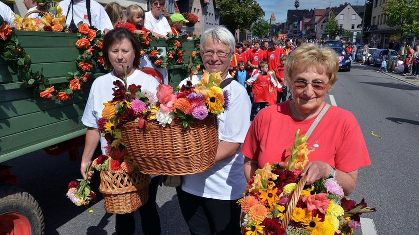 Mit ihren Blumenkörben waren auch diese drei Damen beim Festumzug dabei.