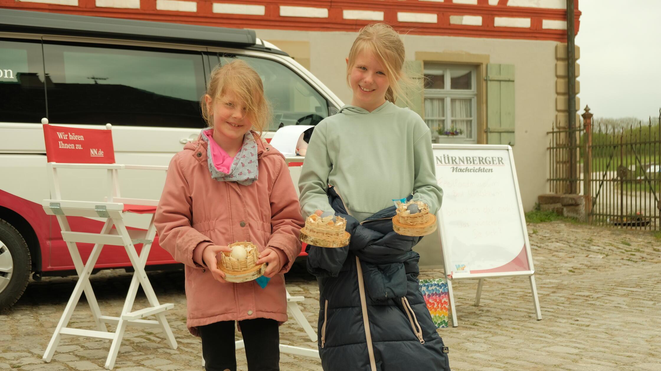 Osternester, sogenannte Hosagärtla für den Osterhasen, können Kinder im Fränkischen Freilandmuseum an den Ostertagen bauen. Stolz zeigten diese beiden Mädchen ihre Meisterwekre am NN.de-Bus.