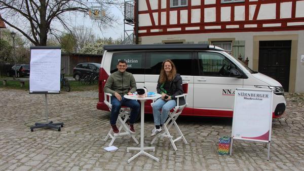 Direkt zwischen Eingangsgebäude und historischem Wirtshaus mit Biergarten hatten die NN.de-Reporter Svenja Hentschel und Stefan Blank den Camper aufgebaut. Gäste und Interessierte konnten ihre ganz persönlichen Wünsche notieren, was ihnen im Freilandmuseum noch fehlen würde.