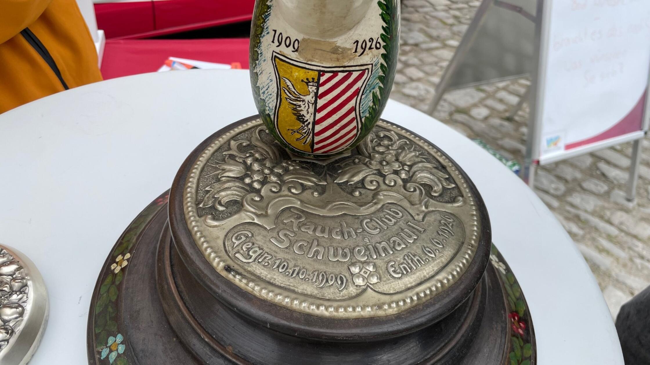 In dem Nürnberger Ortsteil frönten die Mitglieder dem gemeinsamen Qualmen, meist im Gasthaus Weißes Ross, und immer wieder auch mit dieser Riesenpfeife.