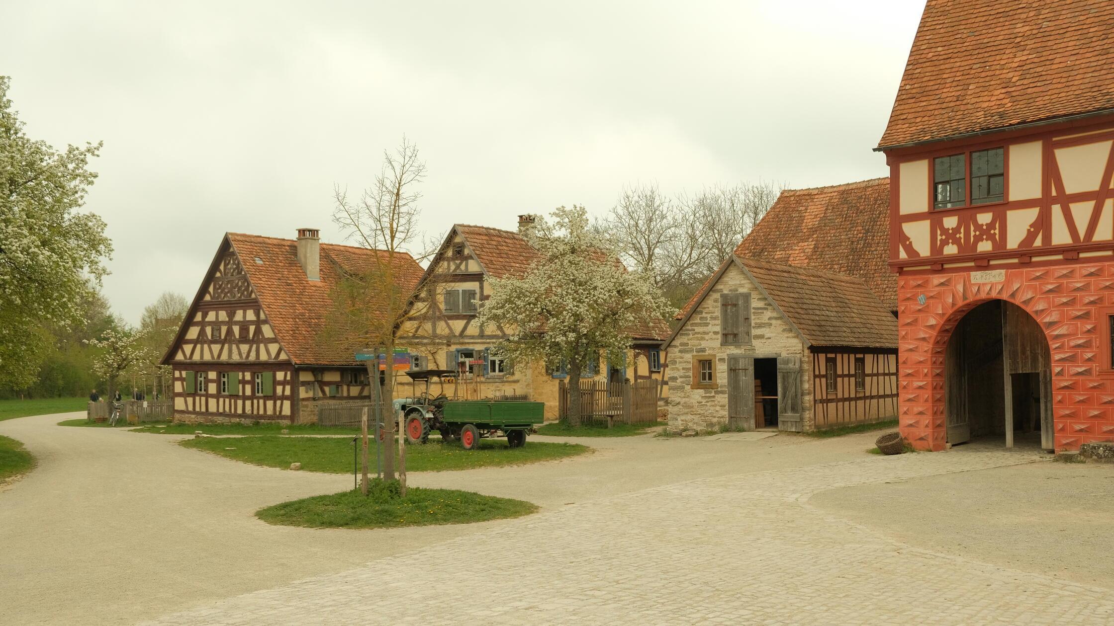 Zum Abschied gab das NN.de-Team dem Museumschef noch die gesammelte Wunschliste für das Freilandmuseum mit ...