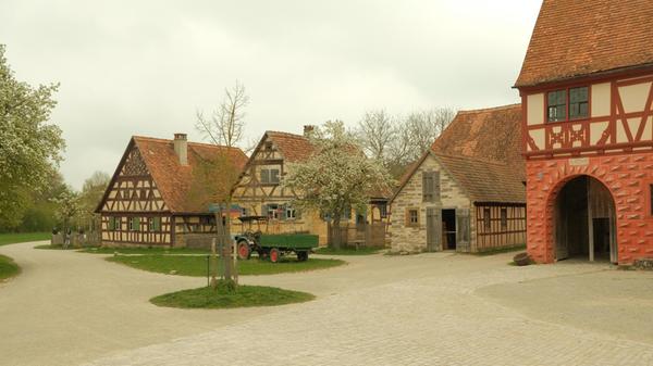 Zum Abschied gab das NN.de-Team dem Museumschef noch die gesammelte Wunschliste für das Freilandmuseum mit ...