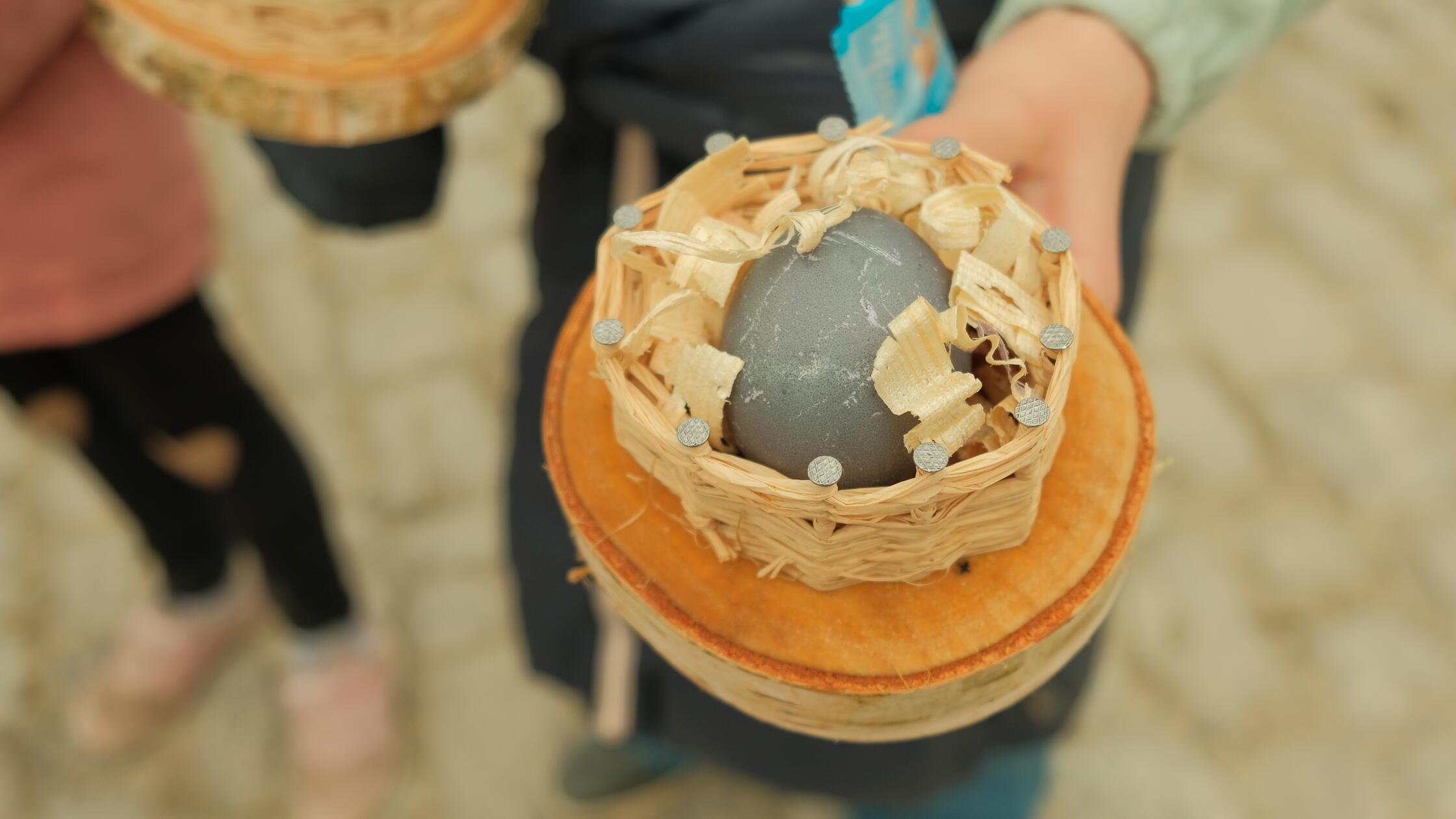... und die Besucherinnen und Besuchern haben über Ostern noch Zeit, diese schmucken Hosagärtla zu basteln - ob sich Herbert May auch eins zusammenwerkelt?