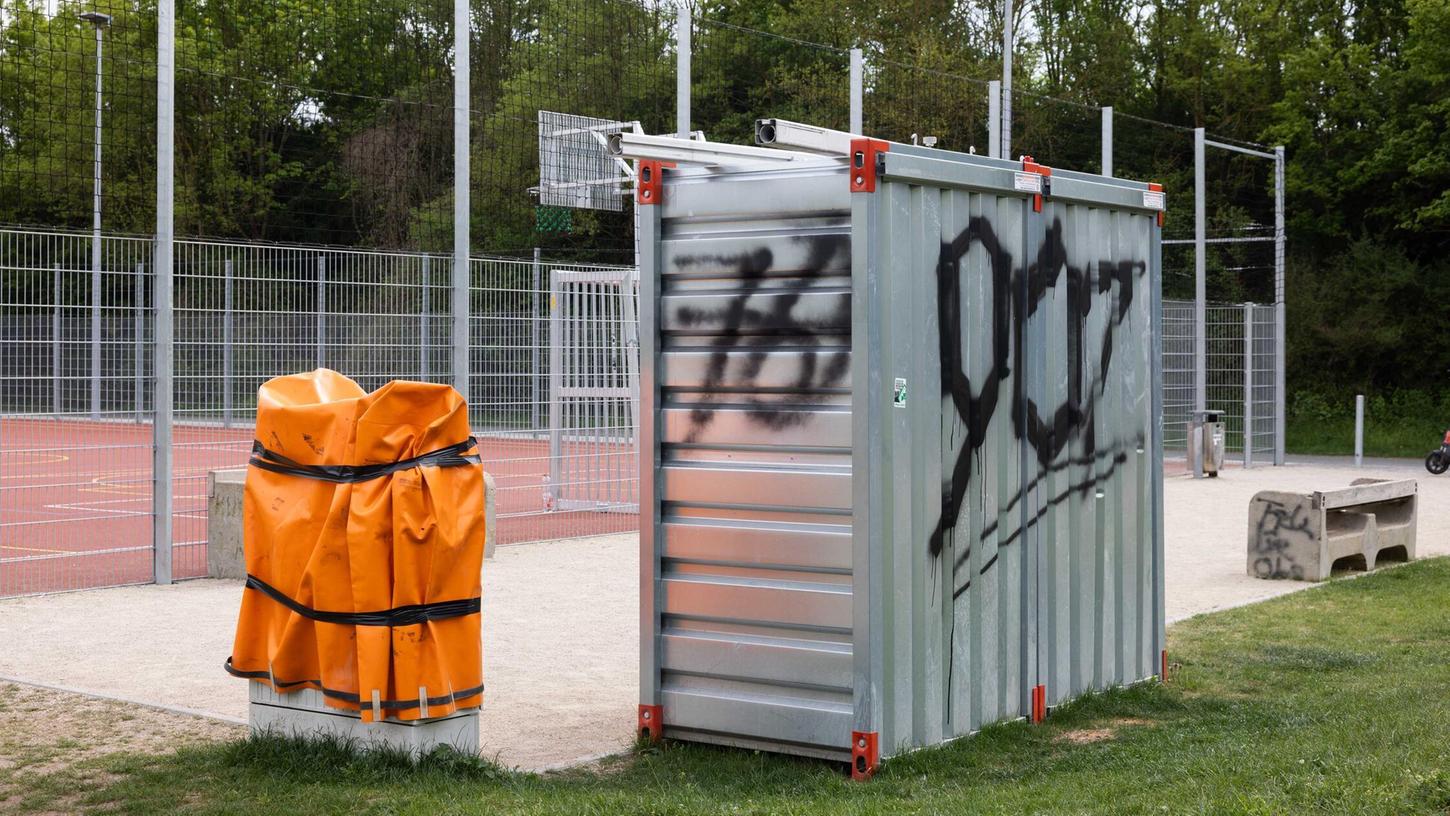 Auf dem Freigelände in der Jakob-Wassermann-Straße wurde die Sportbox beschmiert, der Schaltkasten der Flutlichtanlage ist demoliert. Auf dem Freigelände in der Jakob-Wassermann-Straße wurde die Sportbox beschmiert, der Schaltkasten der Flutlichtanlage ist demoliert.