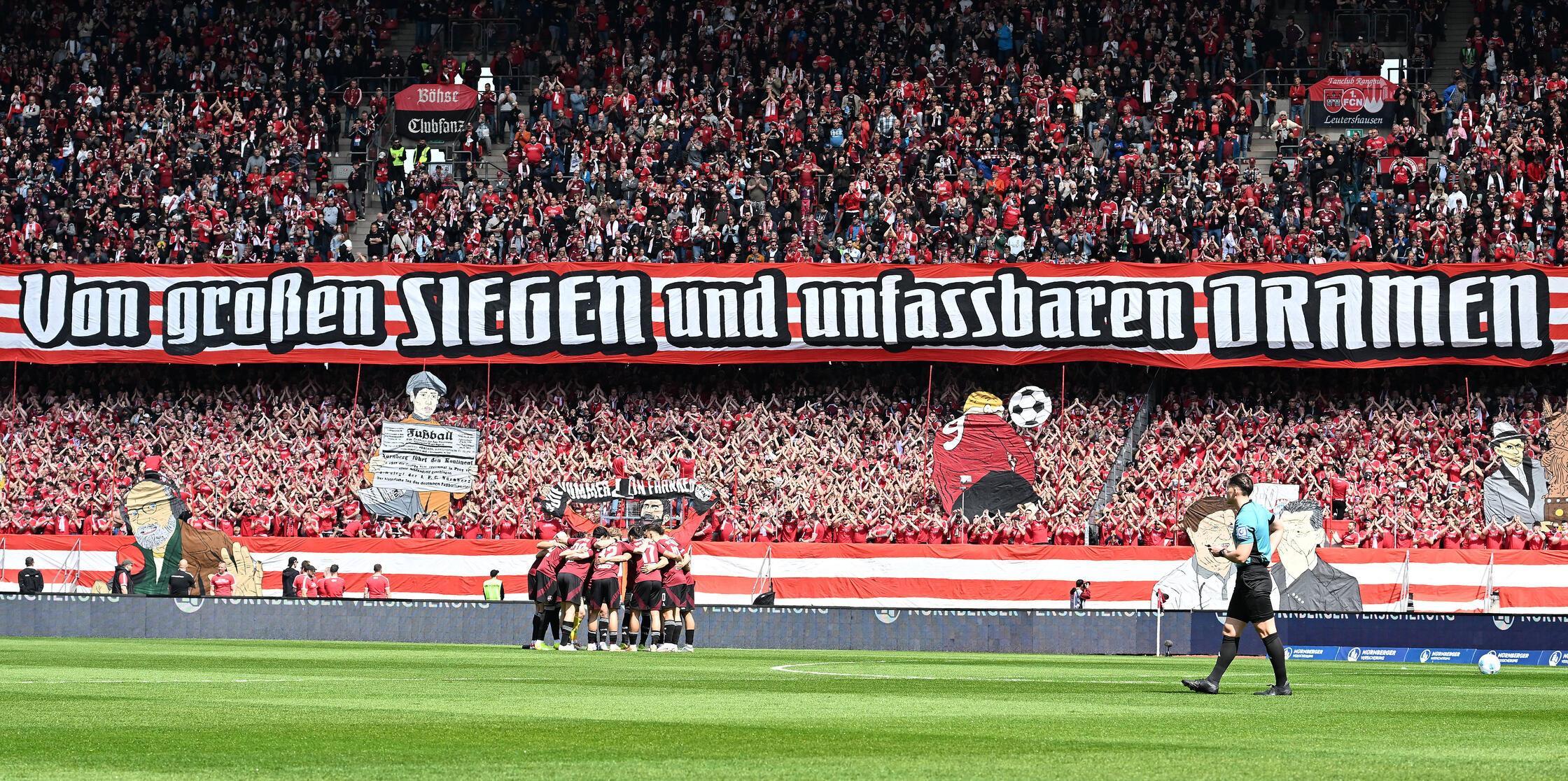 Mit einer aufwendigen Choreographie empfangen die Nürnberger Fans ihre Mannschaft.