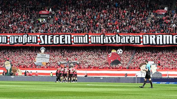 Mit einer aufwendigen Choreographie empfangen die Nürnberger Fans ihre Mannschaft.