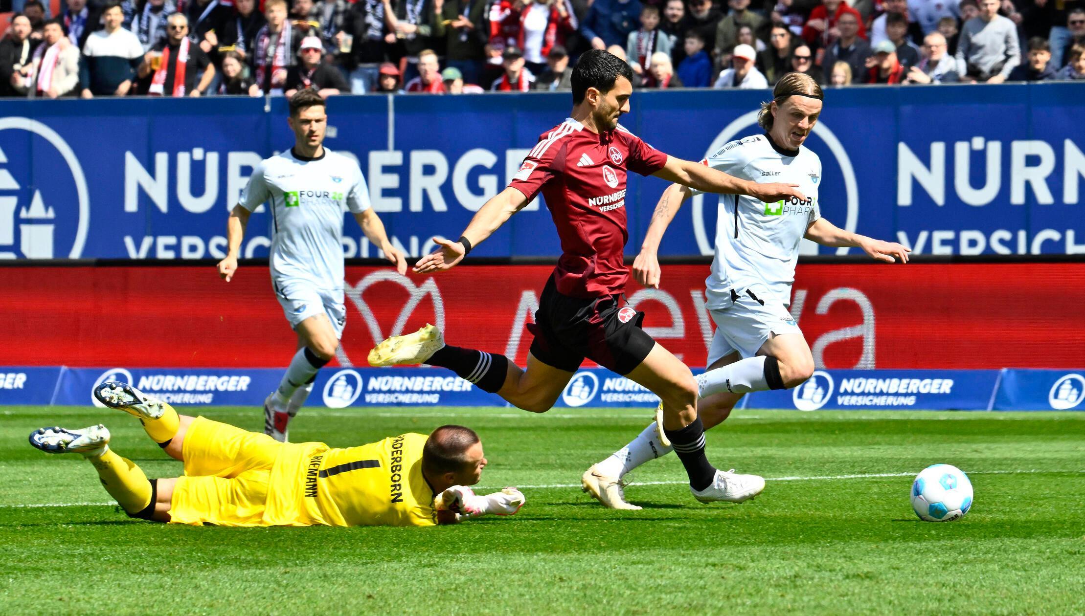 Auf dem Rasen geht es direkt zur Sache: Justvan steckt für Emreli durch, der umkurvt Riemann und schiebt zum 1:0 ein. Die Führung schon in der zweiten Spielminute!