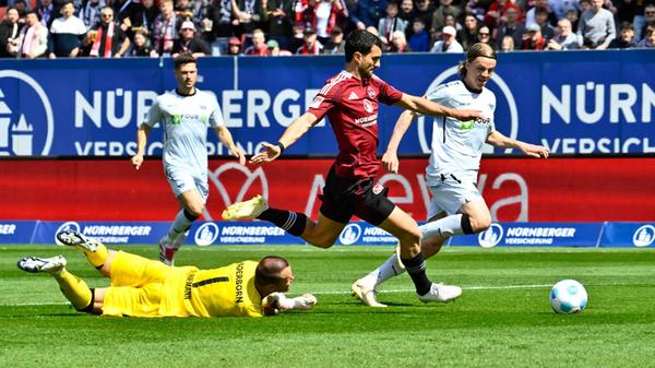Auf dem Rasen geht es direkt zur Sache: Justvan steckt für Emreli durch, der umkurvt Riemann und schiebt zum 1:0 ein. Die Führung schon in der zweiten Spielminute!