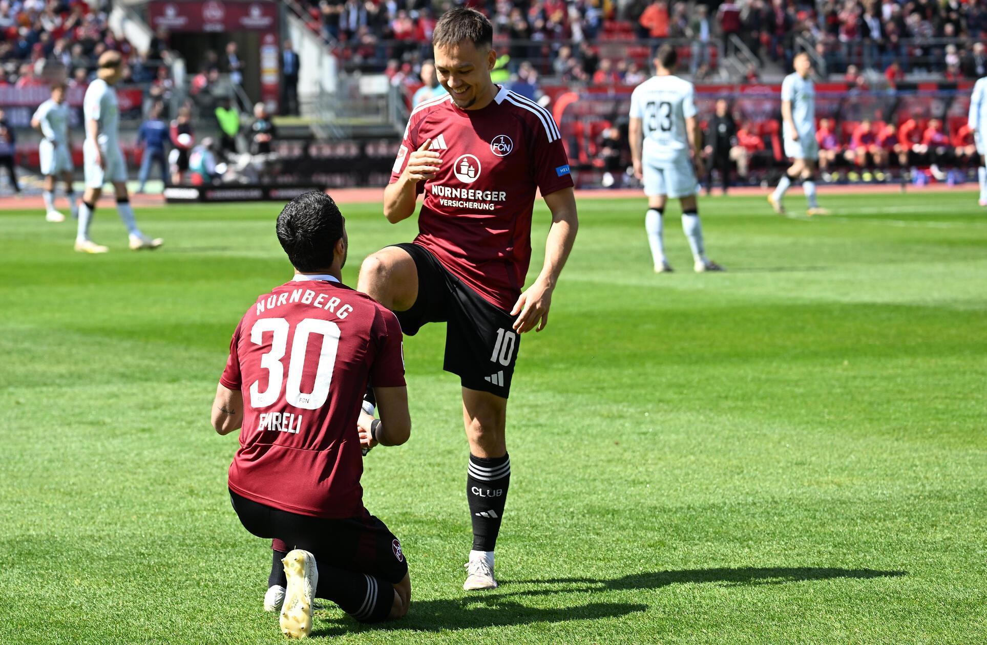 Der Torschütze bedankt sich beim Vorlagengeber.