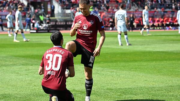 Der Torschütze bedankt sich beim Vorlagengeber.