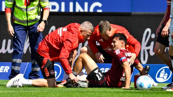 Nürnberg ist früh auf Kurs, doch dann verletzt sich Jens Castrop nach einem Laufduell an der Seitenauslinie unglücklich am Knie.