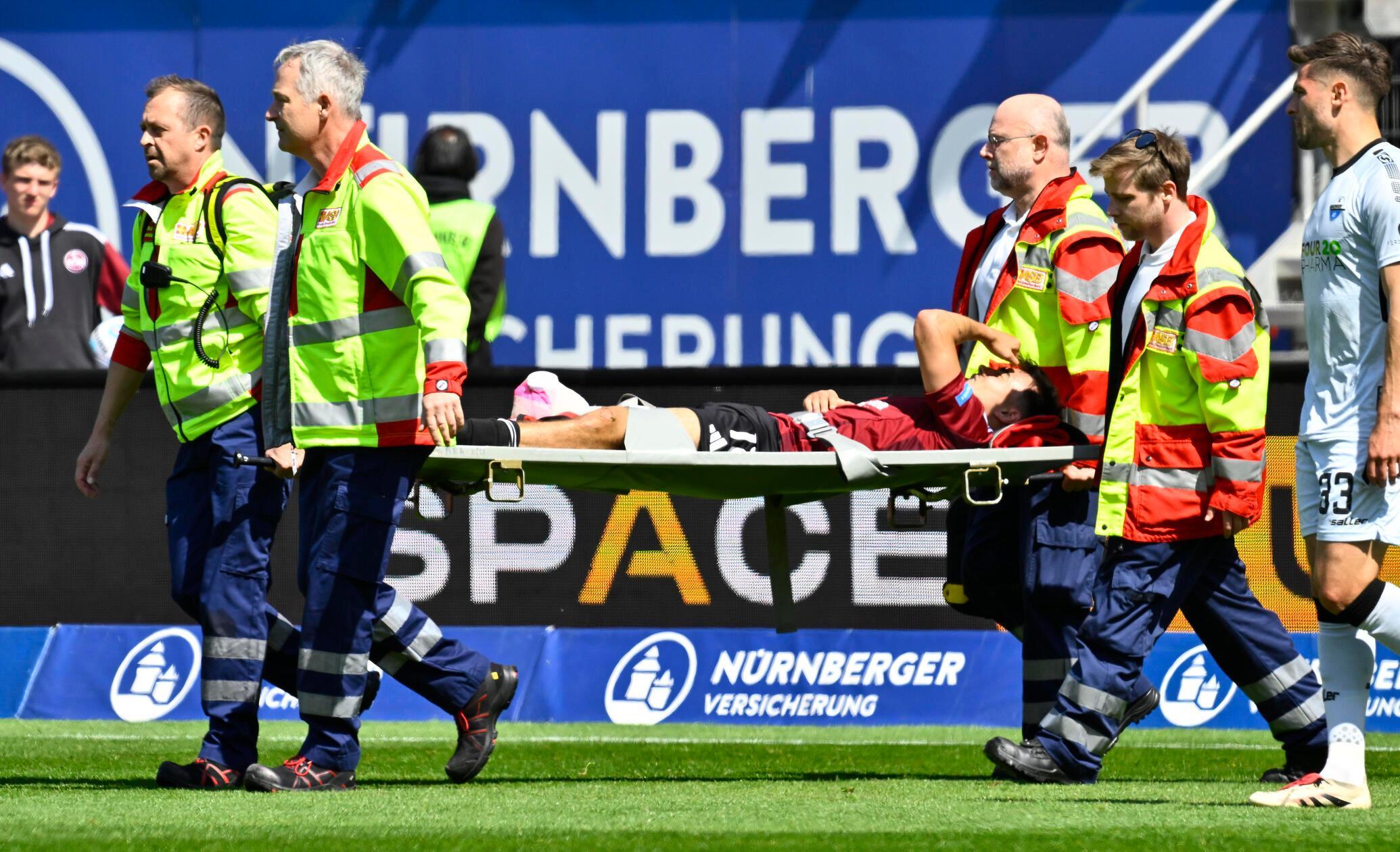 Unter Schmerzen wird der Mittelfeldmotor vom Platz getragen.